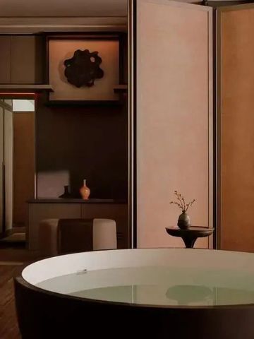 Modernes Badezimmer mit freistehender Badewanne und dezenter Beleuchtung