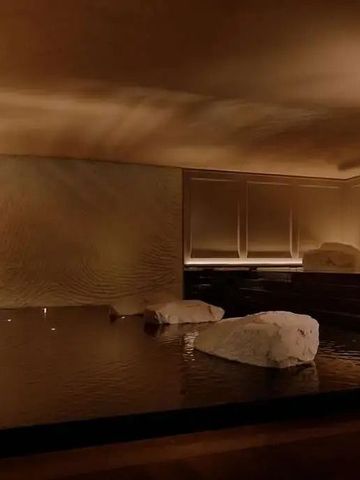 Eleganter Spa-Bereich mit stilvollem Wasserbecken und beruhigenden Lichteffekten