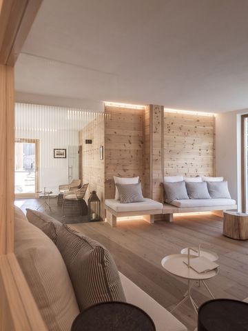 Moderne Suite mit Holzelementen und natürlicher Beleuchtung