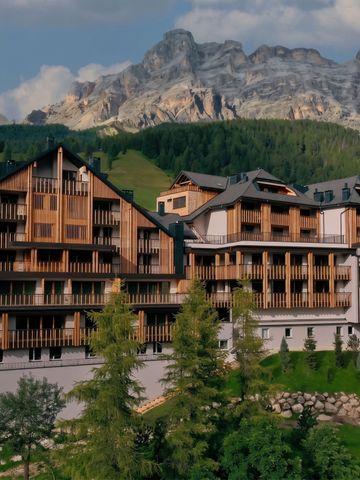 Luxuriöses Hotel eingebettet in malerische Berglandschaft