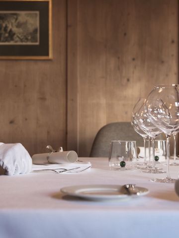 Elegant gedeckter Restauranttisch mit Weingläsern und weißen Servietten