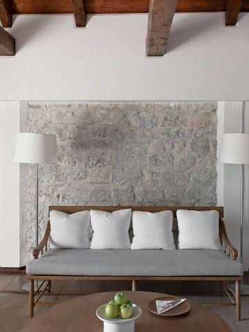 Helle Lounge mit modernen Möbeln und Steinwand im Hotel