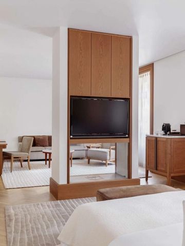 Elegantes Zimmer mit heller Einrichtung und Holzelementen