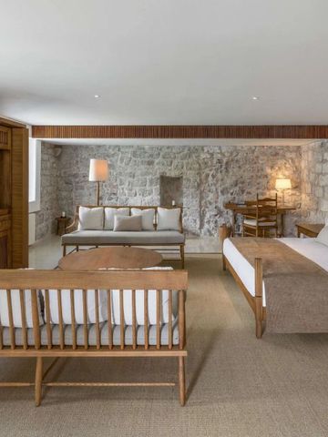 Großes Zimmer mit Steinwänden und eleganter Einrichtung