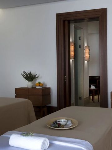 Wellnessraum mit zwei Massageliegen und beruhigender Dekoration