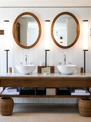 Modernes Badezimmer mit doppeltem Waschbecken und eleganten Dekorationen