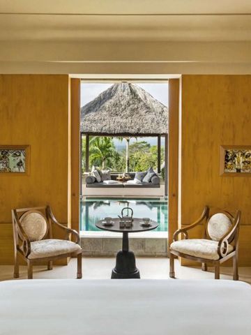 Luxuriöses Zimmer mit Blick auf Privatpool und Natur