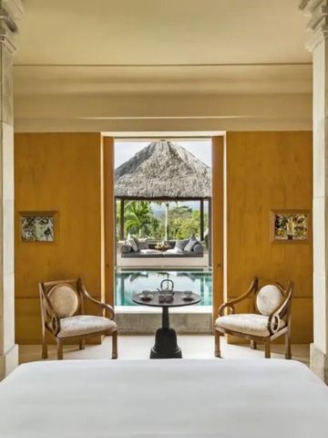 Hotelzimmer mit Poolblick Terrasse und tropischer Umgebung