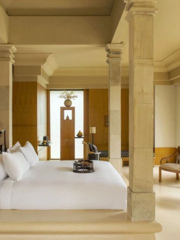 Geräumiges Hotelzimmer mit stilvoller Einrichtung und Sitzbereich