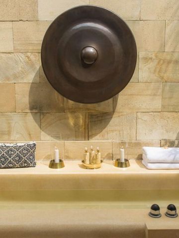 Luxuriöse Badewanne in einem Steinbad mit dekorativem Element