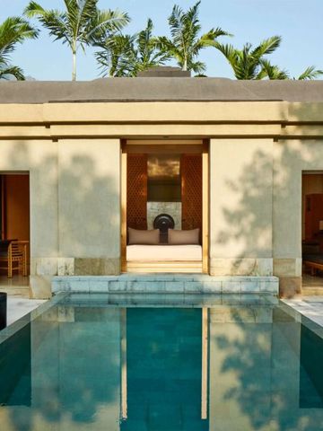 Privatvilla mit eigenem Pool, umgeben von Palmen