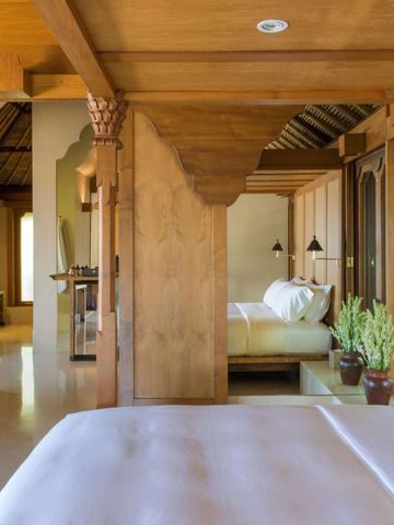 Großzügige Suite mit Holzdetails und natürlichem Licht.