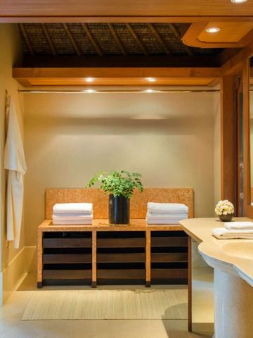 Luxuriöses Badezimmer mit modernen Annehmlichkeiten und eleganter Einrichtung