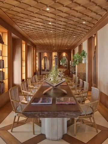 Stilvolle Bibliothekslounge mit gemütlicher Atmosphäre und erlesenem Interieur