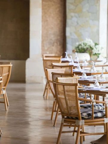 Elegantes Restaurant mit Holzmöbeln und Blumendekorationen