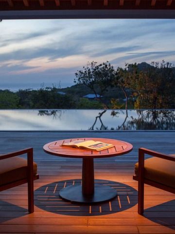 Abendstimmung auf der Terrasse mit Blick auf den Infinity-Pool und die Landschaft