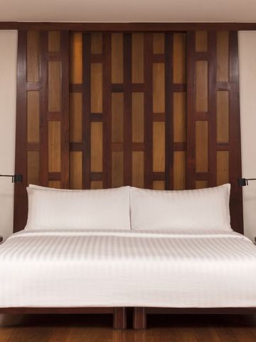 Komfortables Doppelbett in einem modernen Hotelzimmer