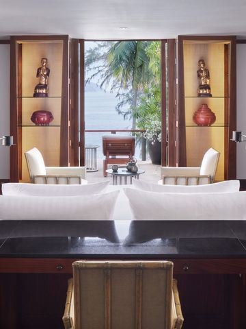 Eleganter Wohnbereich in einer Suite mit Meerblick und dekorativen Skulpturen