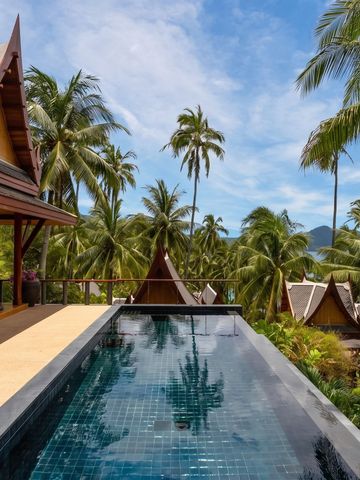 Infinity Pool mit Blick auf Palmen und die umliegende thailändische Landschaft