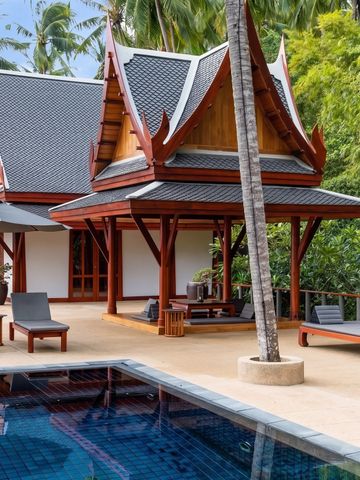 Traditionelle thailändische Villenarchitektur mit privatem Pool und gemütlichen Liegen
