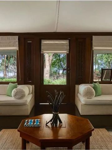 Luxus-Suite mit Panoramafenstern und eleganter Einrichtung