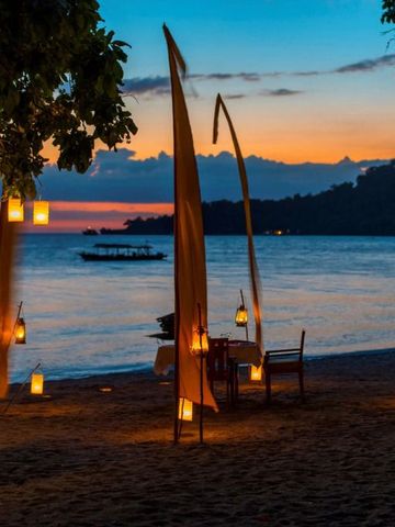 Romantische Strandkulisse bei Sonnenuntergang mit Kerzen