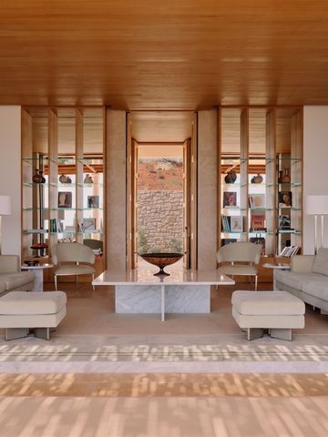 Luxuriöses Lounge-Interieur mit beigen Sofas und Holzdecke im Hotel
