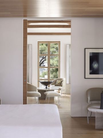 Zimmer mit modernem Design und Blick auf die Natur
