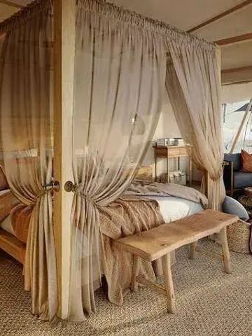 Schlafzimmer mit natürlicher Dekoration und lichtdurchflutetem Raum.