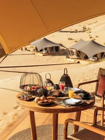 Frühstücksarrangement unter Sonnensegel mit Wüstenblick im AMAR LUXURY DESERT ECOLODGE
