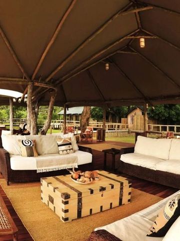 Lounge-Bereich im Freien mit Sofas und rustikalem Dekor