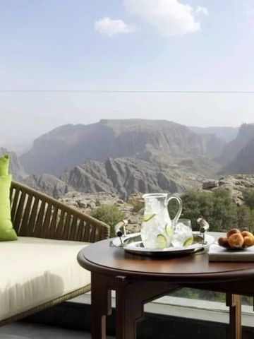 Terrasse mit Sitzbereich und Bergblick