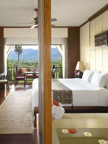 Geräumiges Zimmer mit King-Size Bett und Balkonblick auf Berge