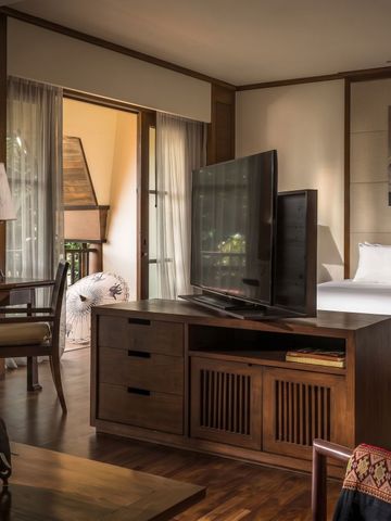 Modernes Zimmerinterieur mit großem Flachbildfernseher und gemütlicher Atmosphäre