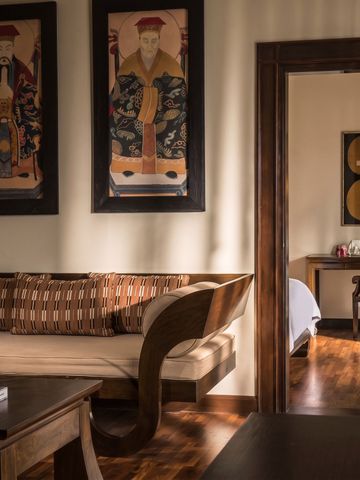 Elegantes Wohnzimmer mit traditioneller asiatischer Kunst an den Wänden