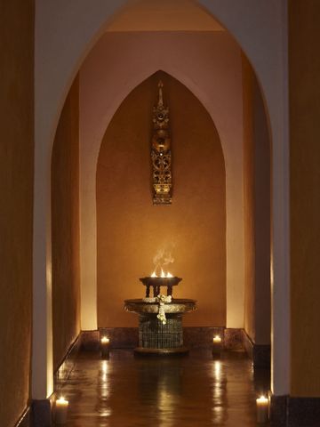 Ruhiger Raum mit dekorativem Brunnen und Kerzenlicht