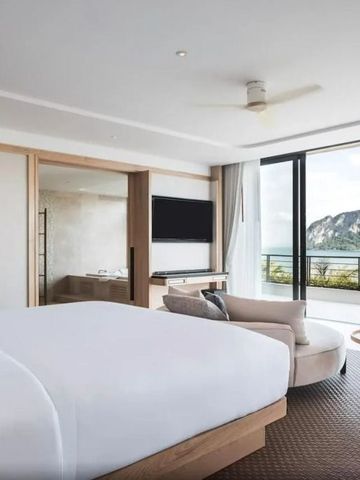 Helles Zimmer mit großem Bett und Balkon mit Meerblick