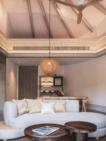 Moderne, elegante Suite mit runder Couch und stilvollem Interieur.