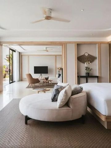 Luxuriöses Schlafzimmer mit großem Bett und komfortabler Sitzecke.