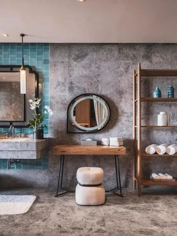 Stilvolles Badezimmer mit moderner Ausstattung und Holzdekor.