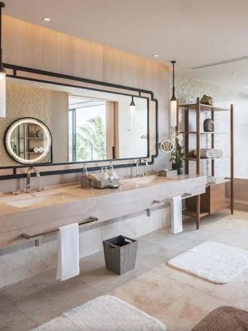Geräumiges Badezimmer mit Doppelwaschtisch und Badewanne.