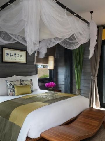 Elegantes Schlafzimmer mit Himmelbett und modernen Details