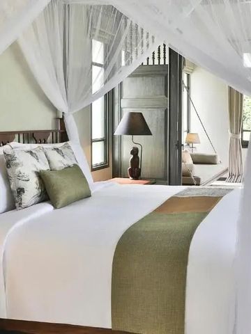 Geschmackvolles Schlafzimmer mit Himmelbett in beruhigenden Farben
