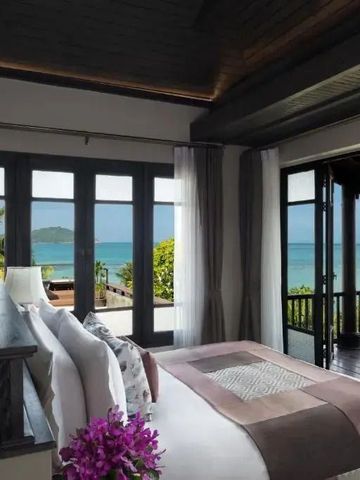 Schlafzimmer mit Meerblick und offener Terrasse