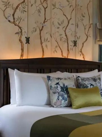 Elegantes Hotelzimmer mit stilvollen Kissen und dekorativen Wandverzierungen