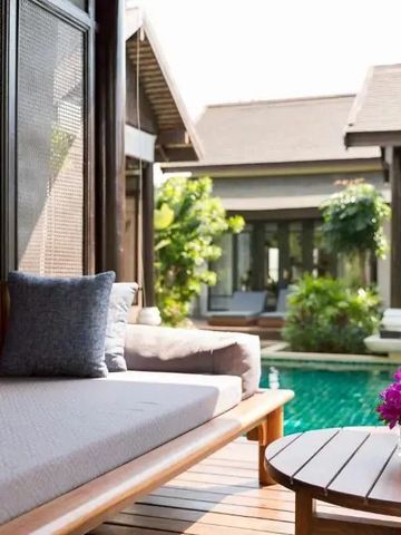 Außenbereich mit Pool und stilvollen Sitzmöbeln im Resort