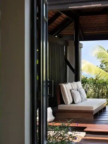 Private Terrasse mit luxuriösem Tagesbett und tropischem Gartenblick