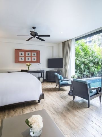 Geräumiges Schlafzimmer mit großem Fenster und Poolblick