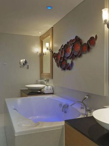 Geräumiges Badezimmer mit großer Badewanne und stilvoller Dekoration