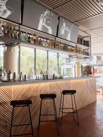Stilvolle Hotelbar mit Hochstühlen und vielfältiger Getränkeauswahl